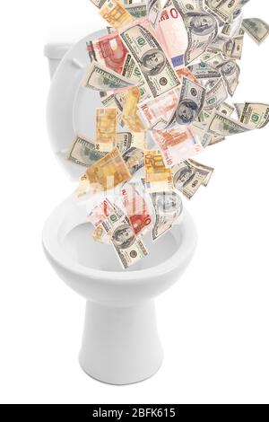 Viel Geld wird in der Toilette gespült, isoliert auf weiß Stockfoto