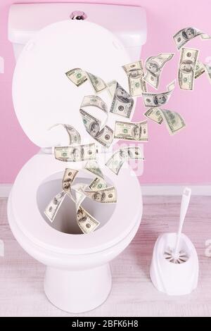 Die Toilette wird mit viel Geld gespült. Stockfoto