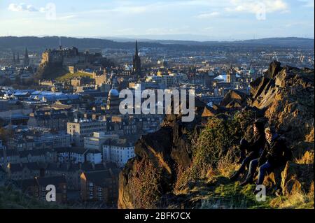 Blick auf das Stadtzentrum von Edinburgh und das Schloss von Salisbury Crags. Stockfoto