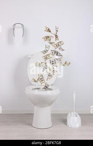 Die Toilette wird mit viel Geld gespült. Stockfoto