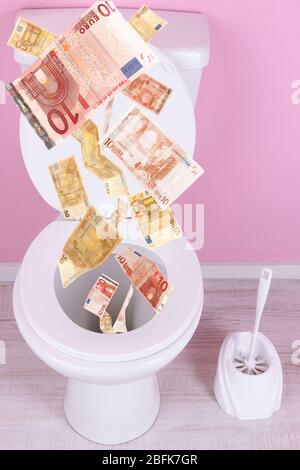 Die Toilette wird mit viel Geld gespült. Stockfoto