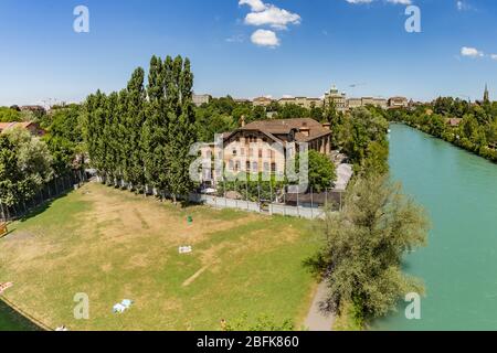 Bern, Schweiz - 30. Juli 2019: Luftaufnahme von Aar von der Monbijoubrücke. Brige über den Aare Fluss. Das Parlamentsgebäude auf dem Rücken Stockfoto