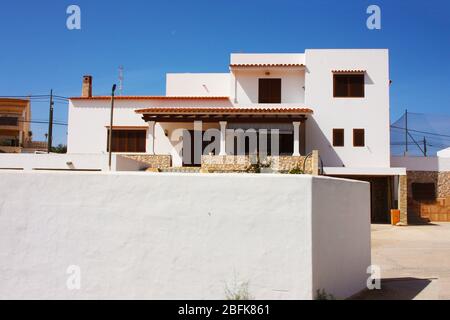 Ferienhaus für Touristen auf den balearen im Bau typische kubische quadratische Villa von ibiza und formentera in der Mitte der trockenen Natur in spanien Stockfoto