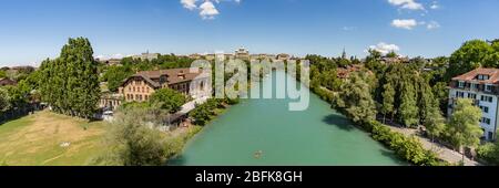 Bern, Schweiz - 30. Juli 2019: Luftaufnahme von Aar von der Monbijoubrücke. Brige über den Aare Fluss. Bern Schweiz. Das Parlament Buil Stockfoto