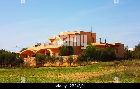Ferienhaus für Touristen auf den balearen im Bau typische kubische quadratische Villa von ibiza und formentera in der Mitte der trockenen Natur in spanien Stockfoto