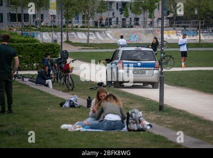 19. April 2020, Hessen, Frankfurt/Main: Ein Fahrzeug der Stadtpolizei ist auf Kontrollfahrt im Hafenpark. Am Samstag (18.) hatte die Polizei in Hessen trotz frühlingshaften Temperaturen an vielen Stellen keine größeren Verstöße gegen das umfangreiche Kontaktverbot wegen der Corona-Pandemie gemeldet. Foto: Frank Rumpenhorst/dpa Stockfoto