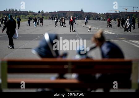 Berlin, Deutschland. April 2020. Bei sonnigem Wetter sind Wanderer auf dem Tempelhofer Feld unterwegs. Quelle: Fabian Sommer/dpa/Alamy Live News Stockfoto