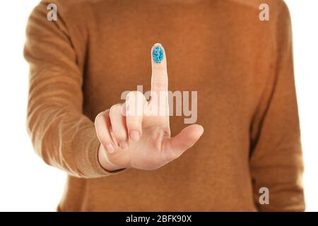 Zeigefinger mit hellblauem Mikrochip-Bild darauf Stockfoto