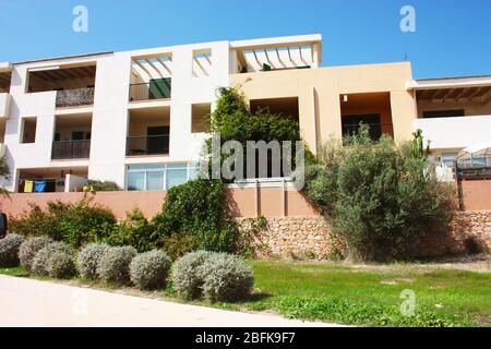 Ferienhaus für Touristen auf den balearen im Bau typische kubische quadratische Villa von ibiza und formentera in der Mitte der trockenen Natur in spanien Stockfoto