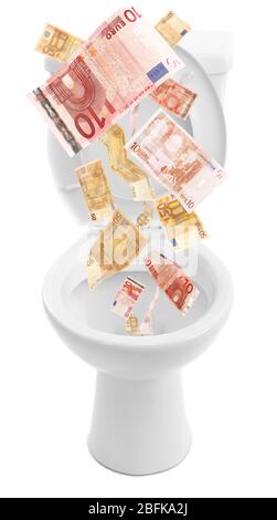 Viel Geld wird in der Toilette gespült, isoliert auf weiß Stockfoto