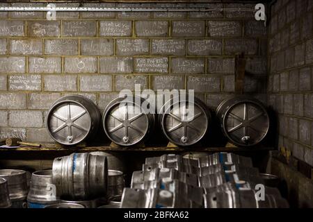 Kalter Raum voller Bier in der preisgekrönten Brauerei und Hopfenfarm der Larkins Brewery in Chiddingstone, Kent, Großbritannien Stockfoto