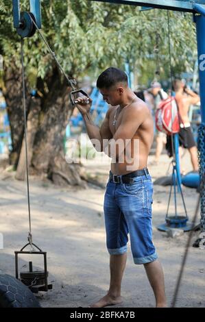 Junger Mann, der auf einem Sportplatz im Freien trainiert Stockfoto