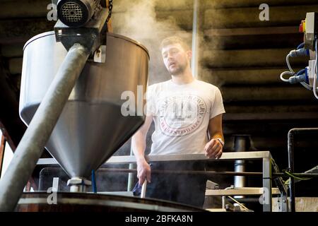 Braumeister Chris Taylor braut Bier in der preisgekrönten Brauerei und Hopfenfarm der Larkins Brewery in Chiddingstone, Kent, Großbritannien Stockfoto