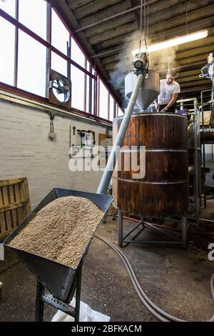 Braumeister Chris Taylor braut Bier in der preisgekrönten Brauerei und Hopfenfarm der Larkins Brewery in Chiddingstone, Kent, Großbritannien Stockfoto