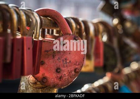 Liebe Vorhängeschlösser auf einer Brückenschiene. Stockfoto