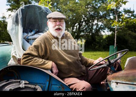 Hopfenbauer auf dem Traktor bei der Hopfenernte und Hopfenernte in der Larkins Brewery, der preisgekrönten Brauerei und Hopfenfarm in Chiddingstone, Kent, Großbritannien Stockfoto