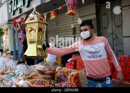 Nablus. April 2020. Ein palästinensischer Verkäufer verkauft traditionelle Ramadan-Laternen auf einem Markt in der Westjordanland-Stadt Nablus, am 19. April 2020. Vor dem islamischen heiligen Monat Ramadan kaufen Palästinenser bunte Laternen, auf Arabisch Fanoos genannt, für ihre Kinder oder um sie als Schmuck in ihren Häusern zu verwenden. Kredit: Ayman Nobani/Xinhua/Alamy Live News Stockfoto