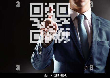 Man drückt auf QR-Code Stockfoto