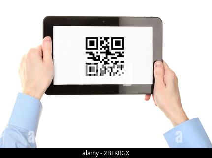 Hände, die den Tablet-PC mit QR-Code auf dem Bildschirm halten Stockfoto