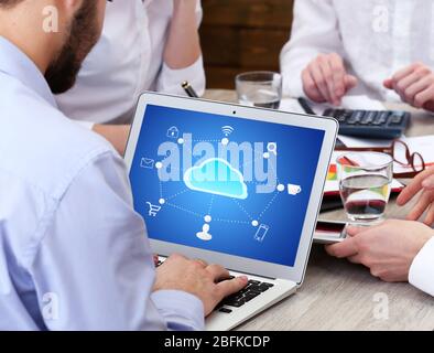 Mann arbeitet mit Cloud-Computing-Diagramm, moderne Technologie-Konzept Stockfoto