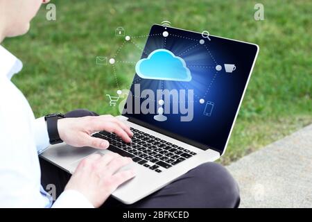 Mann arbeitet mit Cloud-Computing-Diagramm, moderne Technologie-Konzept Stockfoto