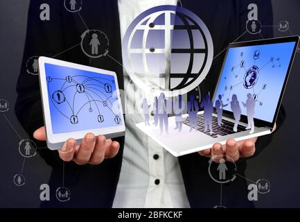 Geschäftsfrau mit sozialem Objekt Stockfoto