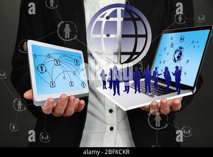 Geschäftsfrau mit sozialem Objekt Stockfoto