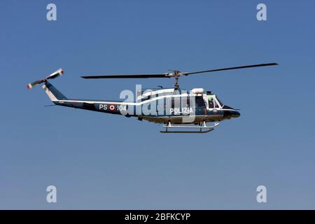 Italienischer Polizeihubschrauber Polizia PS-104 Agusta ab-212 fotografiert in Mailand, Italien Stockfoto