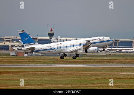 9K-APC Kuwait Airways Airbus A330-243 in Malpensa (MXP / LIMC), Mailand, Italien Stockfoto