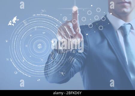 Geschäftsmann Hand schieben Business Graph. Futuristische Taste Stockfoto