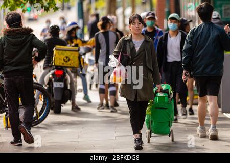 Melbourne, Australien, 19. April 2020. Trotz strenger Einschränkungen sind viele während der Coronavirus-Krise in Melbourne, Australien, immer noch auf der Straße. Kredit: Dave Hewison / Alamy Live News Stockfoto