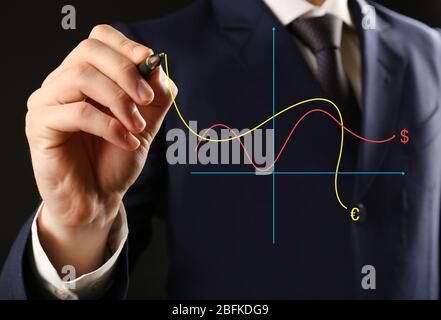 Geschäftsmann mit finanzieller Grafik von Hand Stockfoto