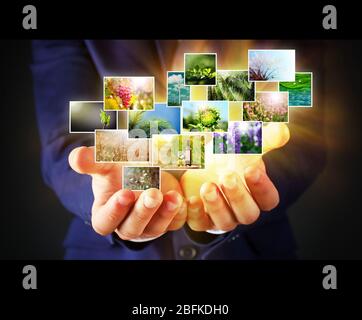 Geschäftsmann hält Streaming-Bilder Stockfoto