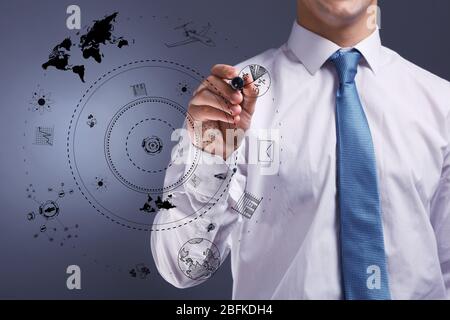 Geschäftsmann Hand schieben Business Graph. Futuristische Taste Stockfoto