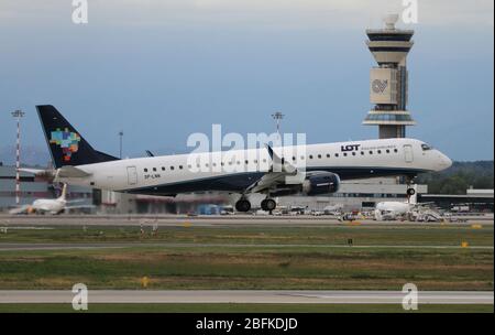 SP-LNN LOT - Polish Airlines Embraer ERJ-195AR (ERJ-190-200 IGW) in Malpensa (MXP / LIMC), Mailand, Italien Stockfoto