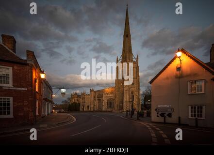 Thaxted Essex England. Thaxted Kirche und der Stierkampfarena in der Abenddämmerung. April 2020 Stockfoto