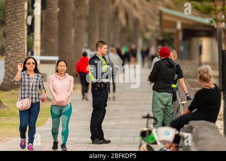 Melbourne, Australien, 19. April 2020. Die Polizei befragt Wanderer nach ihrem Grund, während der Coronavirus-Krise in Melbourne, Australien, draußen zu sein. Kredit: Dave Hewison / Alamy Live News Stockfoto