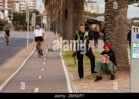 Melbourne, Australien, 19. April 2020. Die Polizei befragt Wanderer nach ihrem Grund, während der Coronavirus-Krise in Melbourne, Australien, draußen zu sein. Kredit: Dave Hewison / Alamy Live News Stockfoto