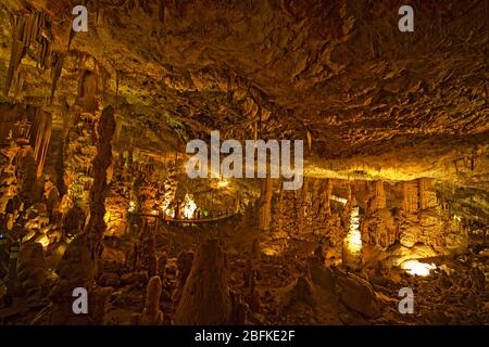 Innere des Avshalom Stalaktiten Cave Nature Reserve (auch Soreq Cave genannt) Jerusalem Mountains, Israel Diese Höhle ist 82 Meter lang, 60 Meter breit Stockfoto