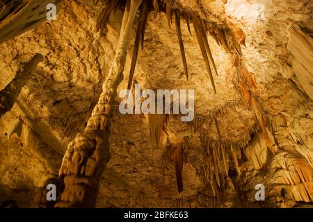 Innere des Avshalom Stalaktiten Cave Nature Reserve (auch Soreq Cave genannt) Jerusalem Mountains, Israel Diese Höhle ist 82 Meter lang, 60 Meter breit Stockfoto