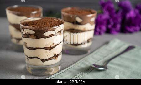 Tiramisu No-Bake Italienisches Dessert, das Espressodipped-Marienfinger und eine cremige, leicht gesüßte Mascarpone-Creme kombiniert. Stockfoto