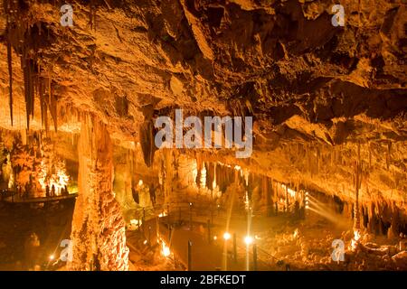 Innere des Avshalom Stalaktiten Cave Nature Reserve (auch Soreq Cave genannt) Jerusalem Mountains, Israel Diese Höhle ist 82 Meter lang, 60 Meter breit Stockfoto