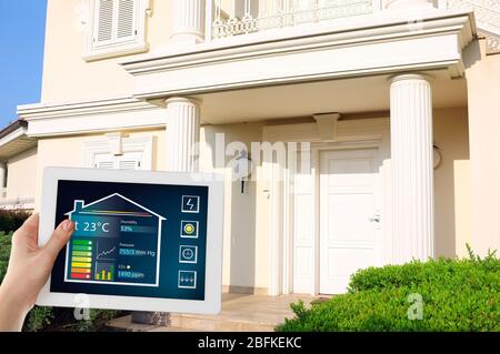 Smart Energy Controller oder Fernbedienung online auf Tablet-pc Stockfoto