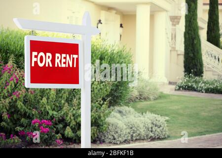 Immobilien-Schild vor dem neuen Haus zu vermieten Stockfoto