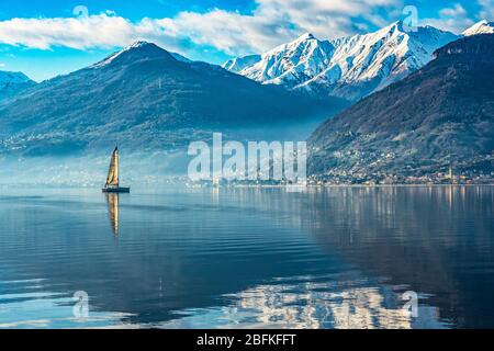 Segelboot auf dem Comer See Stockfoto