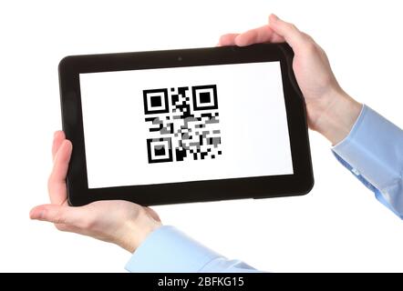 Hände, die den Tablet-PC mit QR-Code auf dem Bildschirm halten Stockfoto