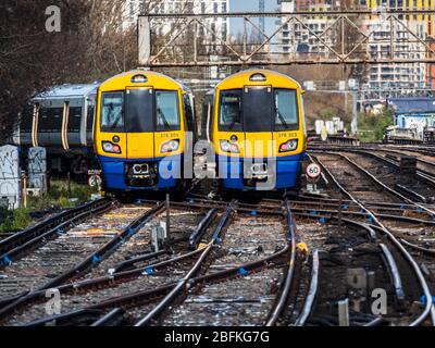 London Overground Capitalstar Züge außerhalb Clapham Junction Station in Süd-London. Britische Bahnklasse 378 Capitalstar. Stockfoto