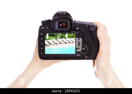 Fotograf mit Kamera bei der Arbeit, isoliert auf weiß Stockfoto