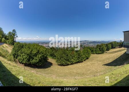 Bern, Schweiz - 30. Juli 2019: Luftaufnahme der schweizer Hauptstadt vom Gipfel des Gurten Mountain Parks. Angenehmer sonniger Sommertag. Super Weitwinkel Stockfoto