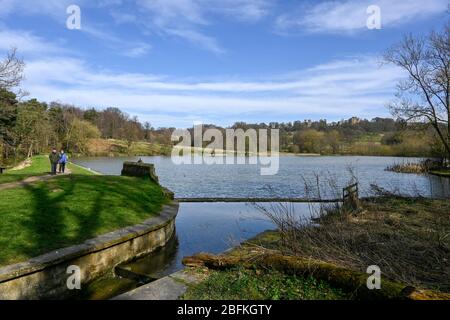 Paar gehen neben dem See in Hardwick Hall Derbyshire England Stockfoto